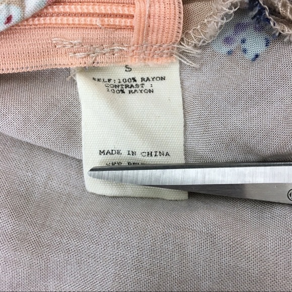 GIMMICKS by BKE Blouse Top Floral Appliqué Taupe Multicolor Boho Size Small - Picture 10 of 12